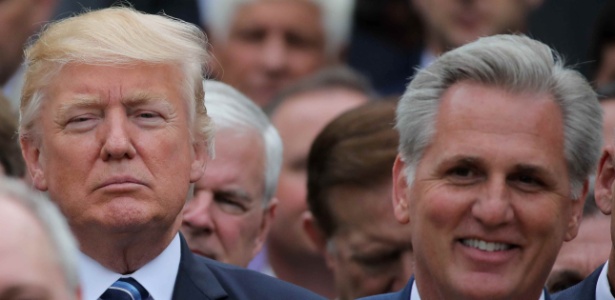4.mai.2017 - Trump ao lado do líder republicano na Câmara, Kevin McCarthy - REUTERS/Carlos Barria
