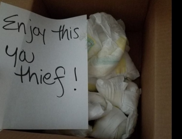 Os ladrões acabaram levando um pacote cheio de fraldas usadas - Rerodução/ Facebook Angie Bullock