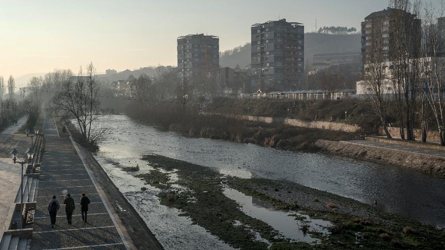 25.jan.2018 - O rio Ibar, que divide as comunidades albanesas e sérvias que vivem em Mitrovica, Kosovo - Andrew Testa/The New York Times