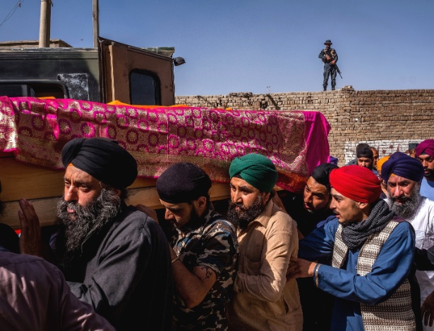 Membros da comunidade sikh afegã carregam o caixão contendo os restos mortais de Avtar Singh Khalsa, que foi morto em um ataque suicida - Jim Huylebroek/The New York Times