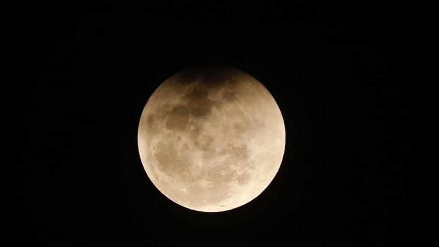 Eclipse lunar no céu de São Paulo, em 2018 - Lucas Lima/UOL