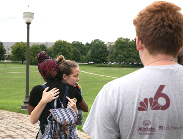 Bria Smith, 17 anos, abraça Lauren Hogg, 15, durante uma viagem com a Marcha das Nossas Vidas em Blacksburg, Virgínia - Gabriella Angotti-Jones/The New York Times