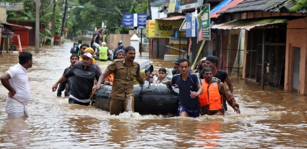 Equipes de resgate evacuam população de uma área inundada para um lugar mais seguro em Aluva, no sul do estado de Kerala, na Índia  - Sivaram/Reuters