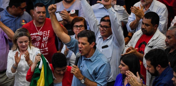 16.out.2018 - Fernando Haddad (PT), candidato à Presidência, discursa durante encontro com membros de sindicatos e movimentos populares