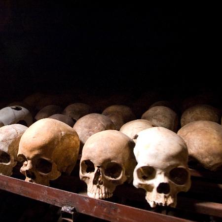 Um memorial as vítimas do genocídio em Nyamata, Ruanda, feito com o crânio das pessoas assassinadas. As caveiras mostram marcas de violência, como buraco de tiros e aberturas causadas por facões e machados. - I. Inisheer