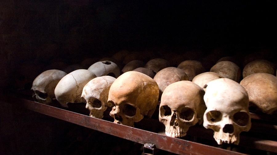 Um memorial as vítimas do genocídio em Nyamata, Ruanda, feito com o crânio das pessoas assassinadas. As caveiras mostram marcas de violência, como buraco de tiros e aberturas causadas por facões e machados. - I. Inisheer