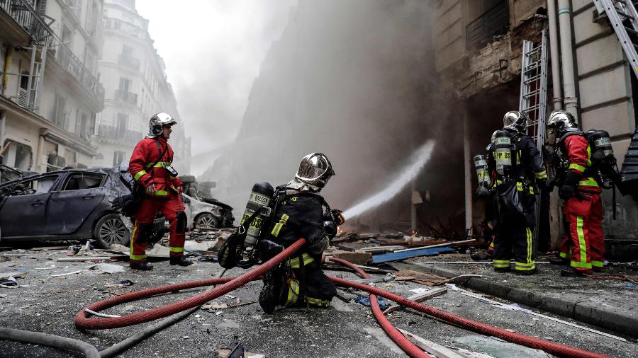 Bombeiros apagam fogo após a explosão de uma padaria no centro de Paris - THOMAS SAMSON/AFP