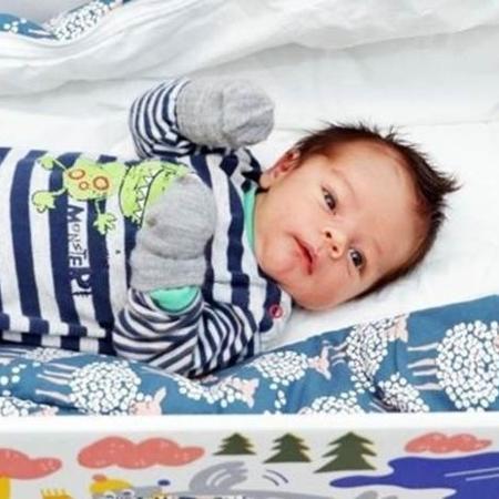 Em 2017, 37% do bebês finlandeses dormiam em caixas doadas pelo governo - uomas Selanne/BBC