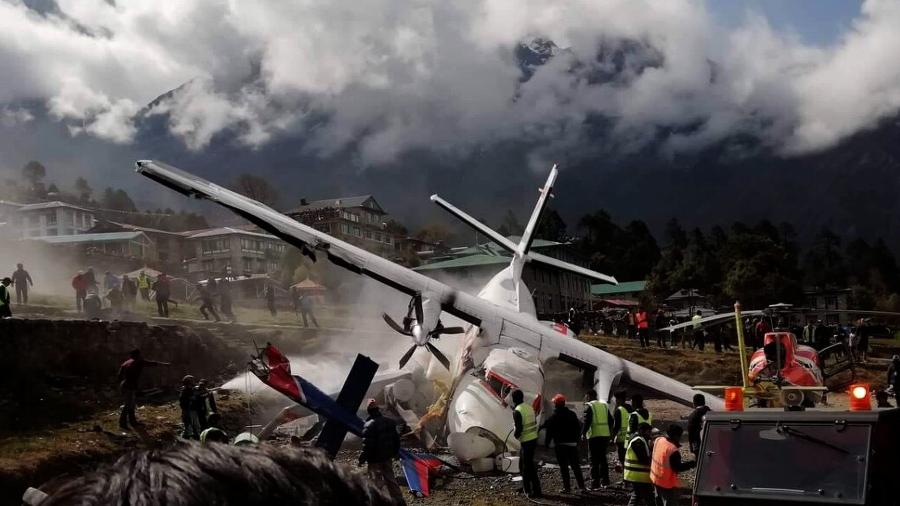 14.abr.2019 - Pelo menos duas pessoas morreram após um avião colidir com um helicóptero no Nepal - Sunil Sharma/Xinhua