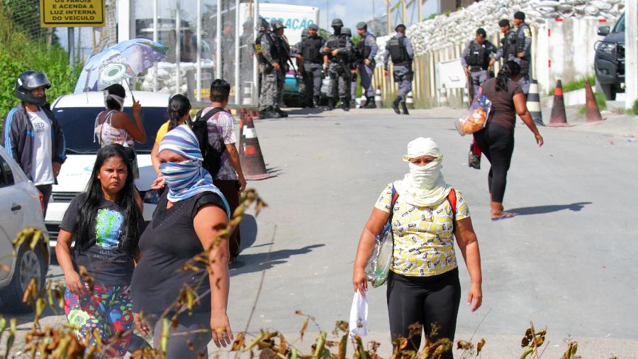Parentes de detentos protestam e bloqueiam entrada de presídio em Manaus, capital do Amazonas; pelo menos 55 presos morreram nos últimos dois dias - REUTERS/Sandro Pereira