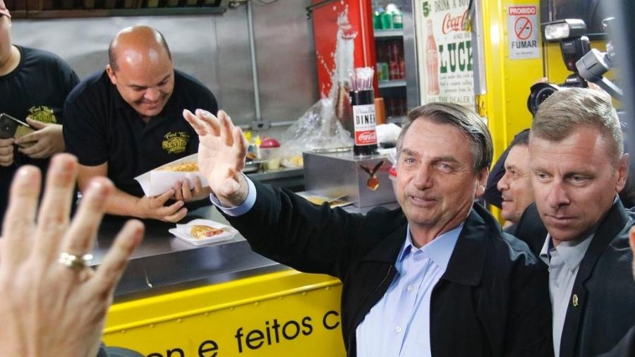 16.ago.2019 - Jair Bolsonaro no food truck Hot Dog do Senhor, em visita à cidade de Resende (RJ) - Fernando Frazão/Agência Brasil 