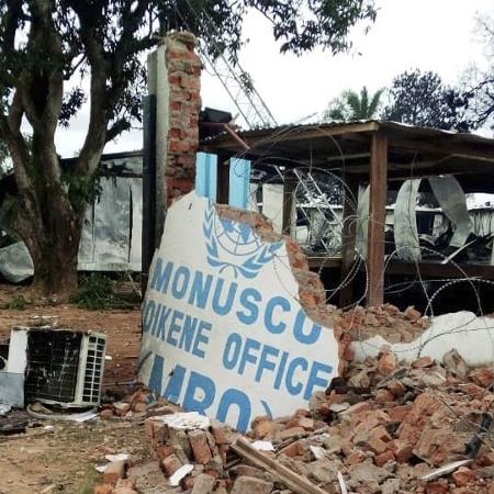 Escombros de escritório da Monusco em Beni, na República Democrática do Congo; região é palco de operações de paz - Albert Kambale/AFP
