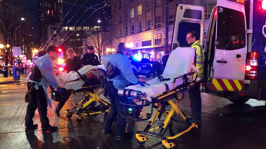 22.01.2020 - Policiais e médicos prestam socorro a ferido em tiroteio no centro de Seattle  - AFP/Getty Images