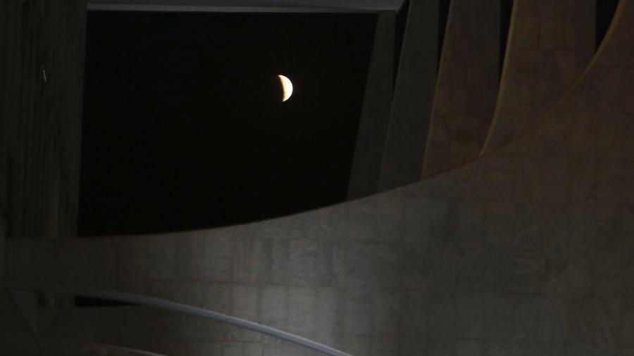 Eclipse lunar visto de Brasília - Valter Campanato/Agência Brasil