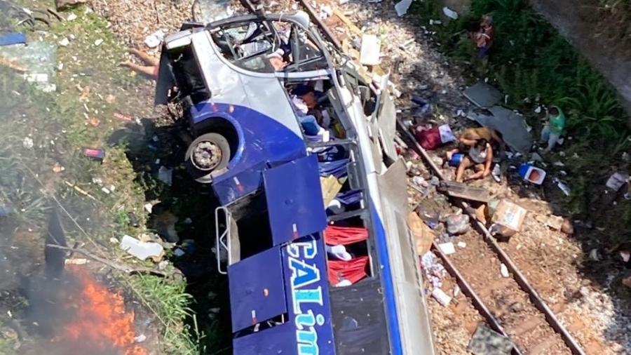 Segundo relatos, o motorista do ônibus pulou do ônibus antes da queda e fugiu do local - Divulgação/Corpo de Bombeiros de Minas Gerais