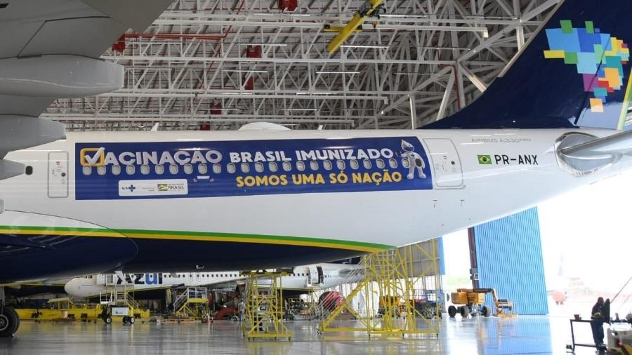 Avião da Azul que trará vacinas da Índia foi adesivado para a missão especial - Reprodução/Twitter
