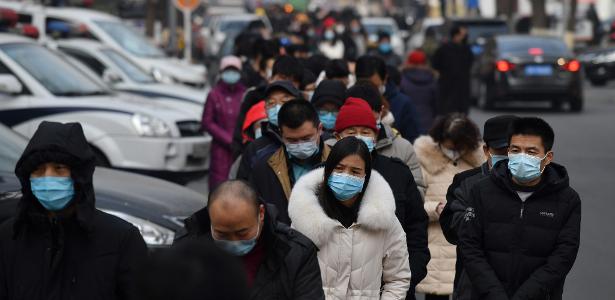 22.jan.2021 - Pessoas formam uma enorme fila para fazerem teste de detecção do coronavírus, em Pequim (China)