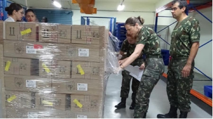 Soldados do Exército verificam lote de cloroquina, que tanto foi comprada como produzida pelo Exército - Divulgação/ANASPS
