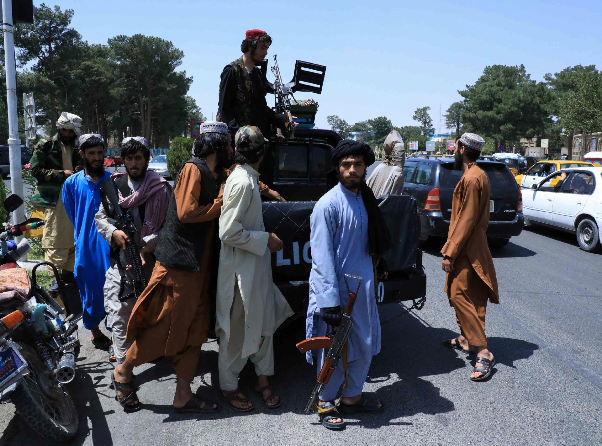 Integrantes do Taleban fazem patrulha nas ruas de Herat - Stringer/Reuters