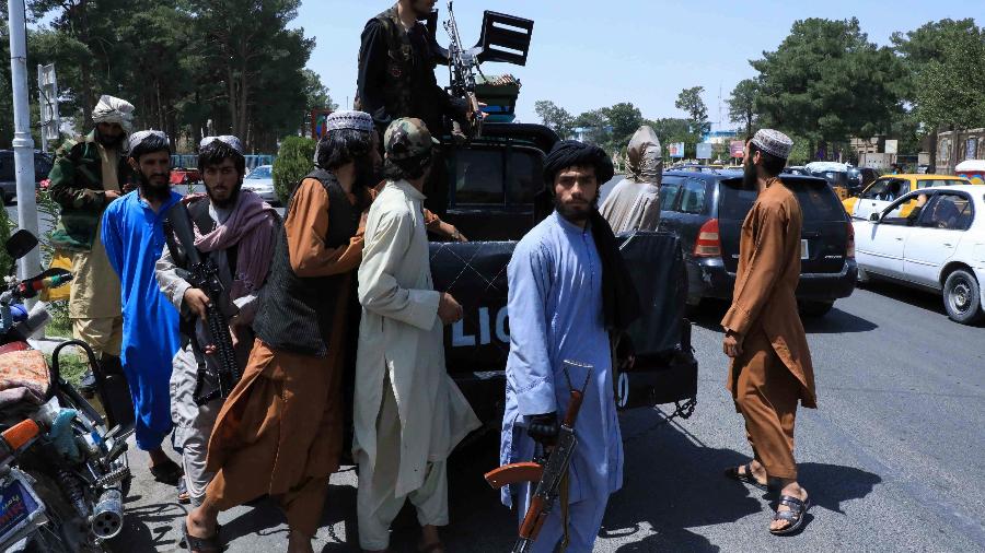 Integrantes do Talibã fazem patrulha nas ruas de Herat - Stringer/Reuters
