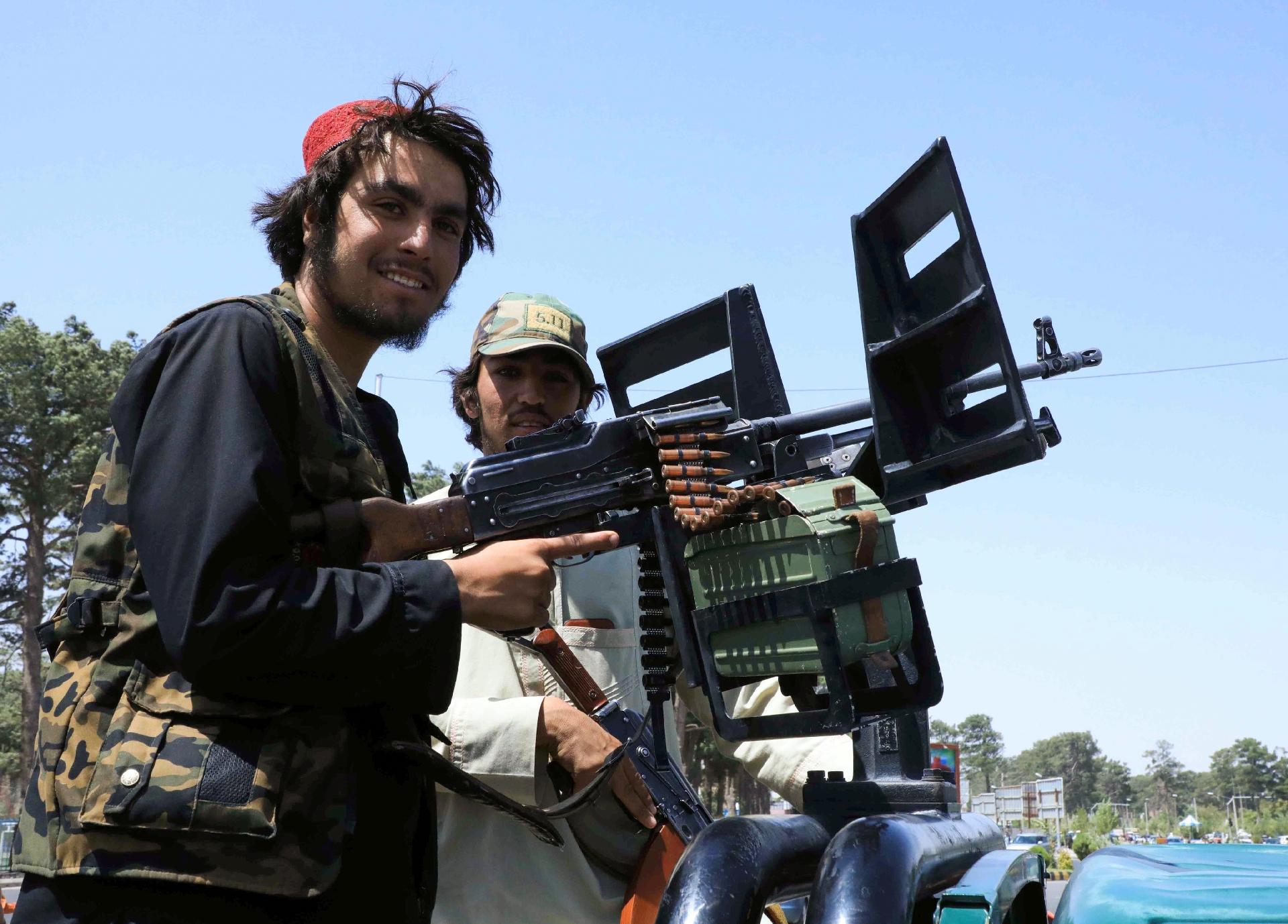 Integrantes do Talibã fazem patrulha nas ruas de Herat - Stringer/Reuters