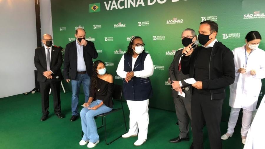 O governador João Doria (PSDB-SP) convidou estudantes chamadas Esperança para marcar imunização de 18 anos em SP - Lucas Borges Teixeira/UOL