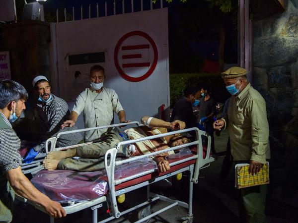 26.ago.21 - Pessoas feridas chegam ao hospital após explosões no aeroporto de Cabul, no Afeganistão - WAKIL KOHSAR/AFP
