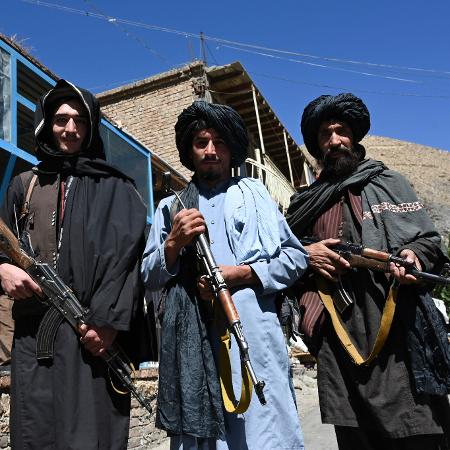 Membros do Talibã posam para foto em frente a padaria no distrito de Khenj, no Afeganistão - Wakil Kohsar/AFP
