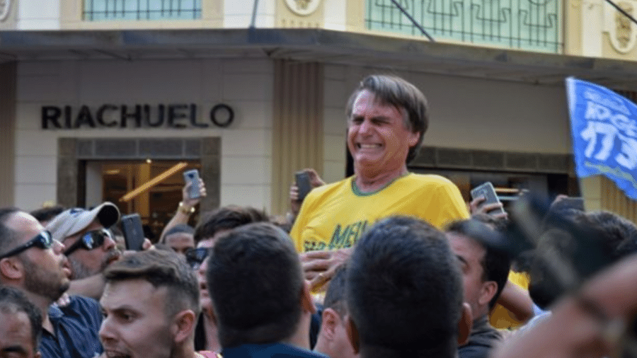 Bolsonaro estava sendo carregado por apoiadores quando levou uma facada na barriga em 2018 - AFP