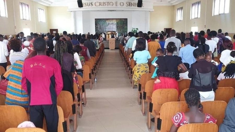 Fiéis durante culto da Igreja Universal de Angola - Reprodução/Facebook
