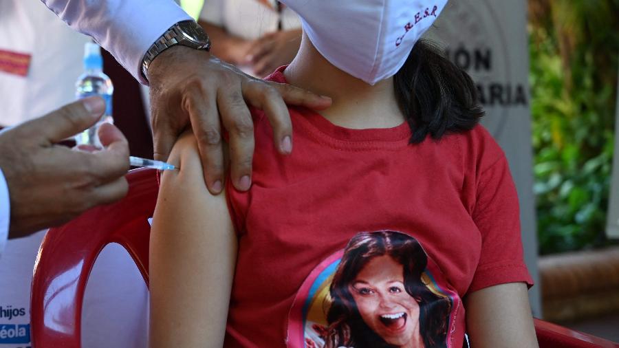 22.nov.21: Criança é vacinada contra covid em San Lorenzo, no Paraguai - Norberto Duarte/AFP