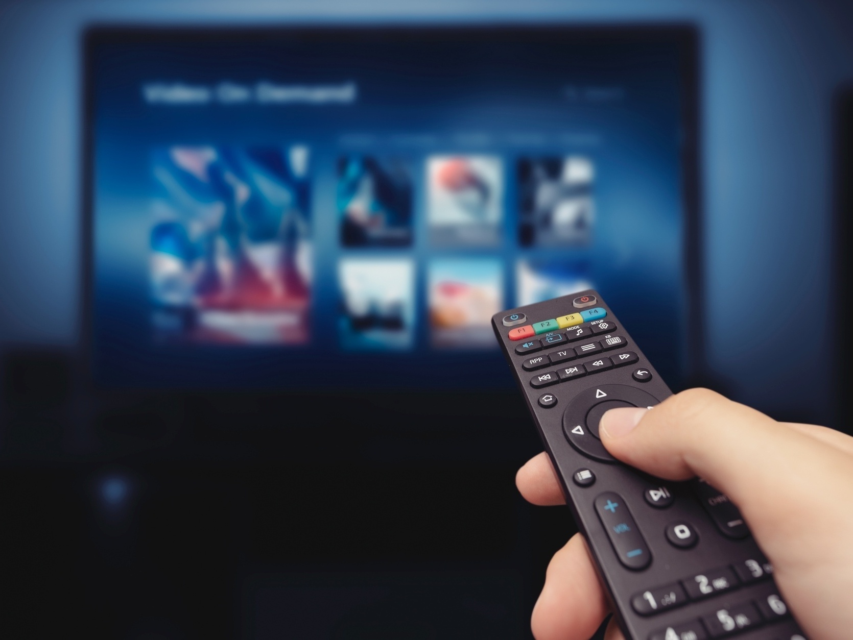 Como Economizar com TV por Assinatura, sem Abrir Mão de Assistir Filmes?