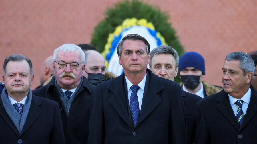 16.fev.22 - Presidente Jair Bolsonaro assiste à cerimônia de colocação de coroa de flores no Túmulo do Soldado Desconhecido, junto ao Muro do Kremlin, em Moscou, Rússia - MAXIM SHEMETOV/REUTERS