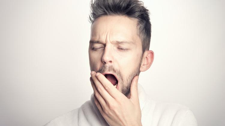Homem bocejando, acordando, com sono, bocejo - Sander Meyer/Unsplash - Sander Meyer/Unsplash