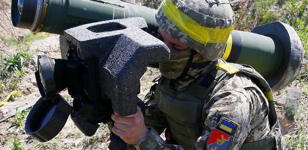26.mai.2021 - Soldado ucraniano usa um sistema Javelin para disparar míssil durante exercício militar em Rivne, Ucrânia