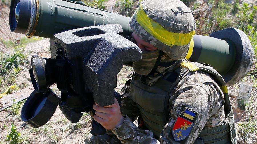 Soldado ucraniano usa um sistema Javelin para disparar míssil durante exercício militar em Rivne, Ucrânia - GLEB GARANICH/REUTERS
