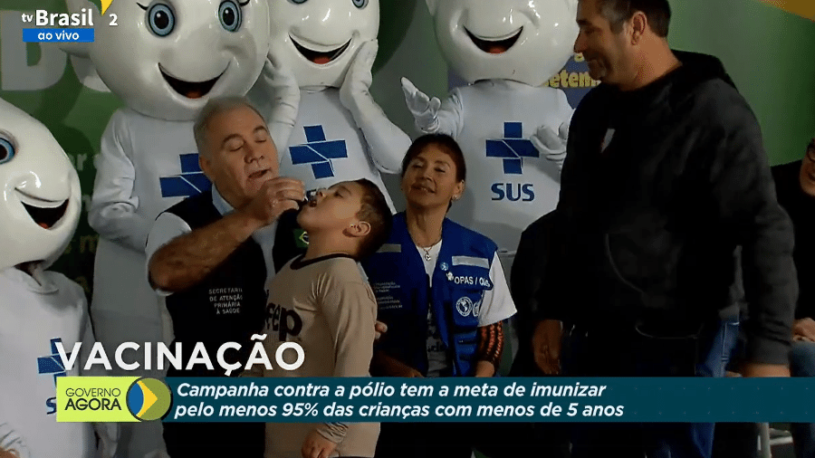 Queiroga vacina Leonardo, 5, em lançamento de campanha nacional contra a poliomielite - Reprodução/TV Brasil