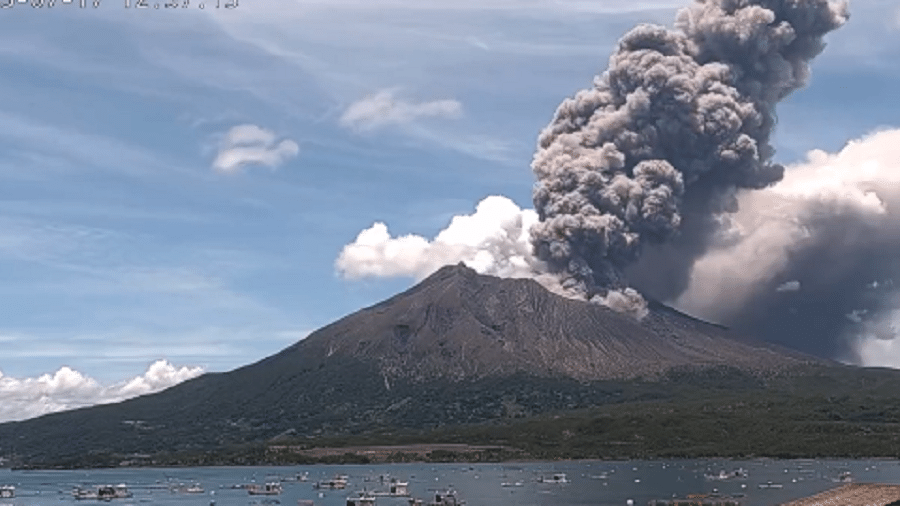 O vulcão Sakurajima entrou em erupção ontem