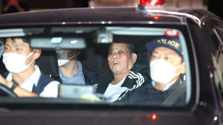 O suspeito Tsuneo Suzuki (sem máscara) é preso na cidade de Warabi, província de Saitama, em 31 de outubro de 2023