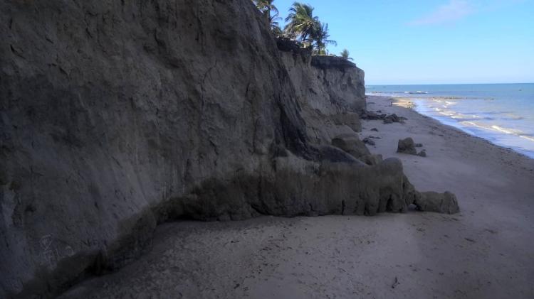 Praia de Carapibus sofre com erosão no município de Conde (PB)