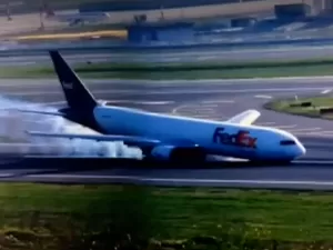 Avião arrasta fuselagem na pista e faz 'pouso de barriga' em Istambul; veja