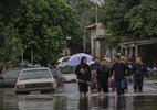 Ventos trazem frio, Guaíba tem ondas e moradores precisam sair de casas - NELSON ALMEIDA/AFP