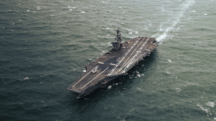 O porta-aviões USS George Washington tem 333 metros de comprimento