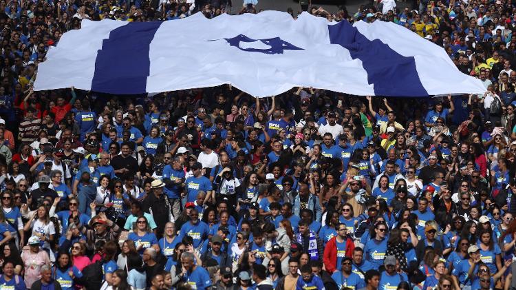Fiéis lotaram ruas do centro de São Paulo na Marcha para Jesus, com bandeira gigante de Israel