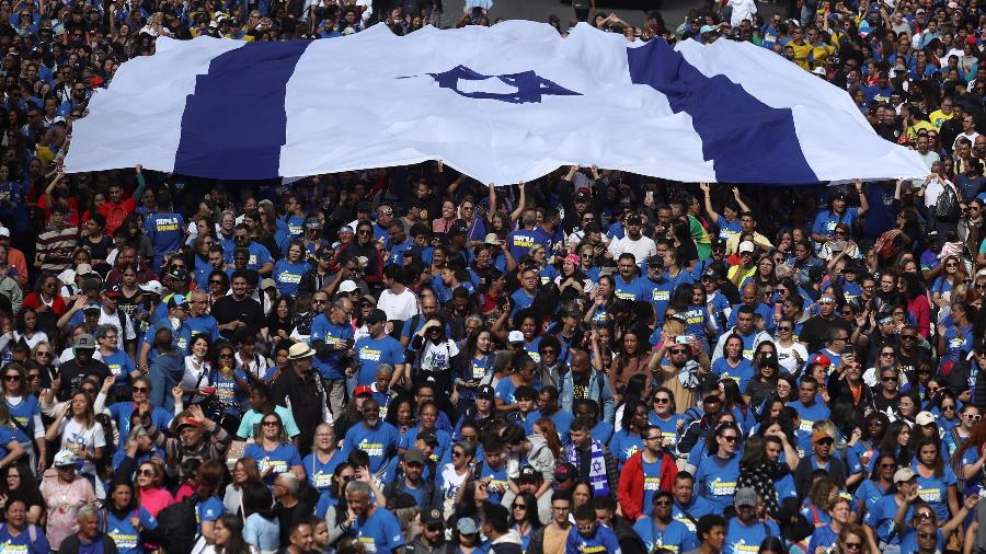 Fiéis lotaram ruas do centro de São Paulo na Marcha para Jesus, com bandeira gigante de Israel