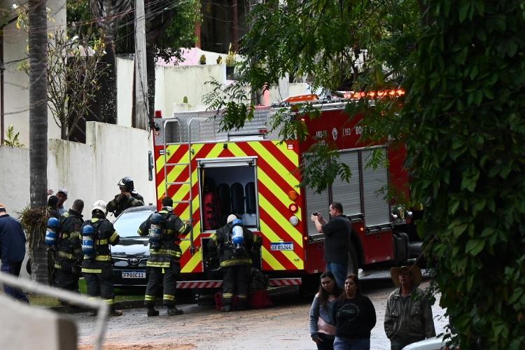 Movimentação de agentes policiais, do Corpo de Bombeiros e carros funerários no local onde o avião com 58 passageiros e quatro tripulantes caiu