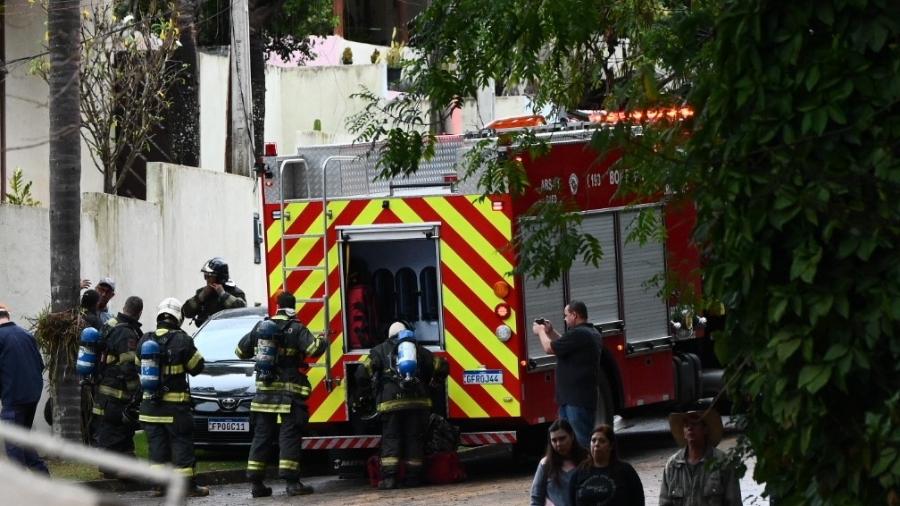 Movimentação de agentes policiais, do Corpo de Bombeiros e carros funerários no local onde o avião com 58 passageiros e quatro tripulantes caiu