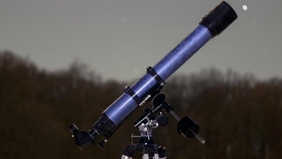 Telescópio pode ajudar a visualizar a passagem do "Cometa do Século". - Allexxandar/Getty Images/iStockphoto