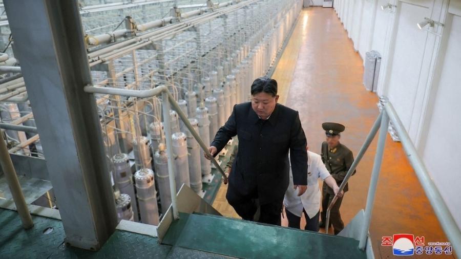 Kim Jong Un caminha no Instituto de Armas Nucleares -  KCNA VIA KNS / AFP