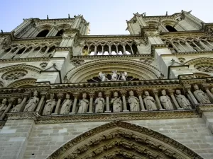 Caixões e cabeça de Cristo: tesouros revelados pelo incêndio de Notre-Dame